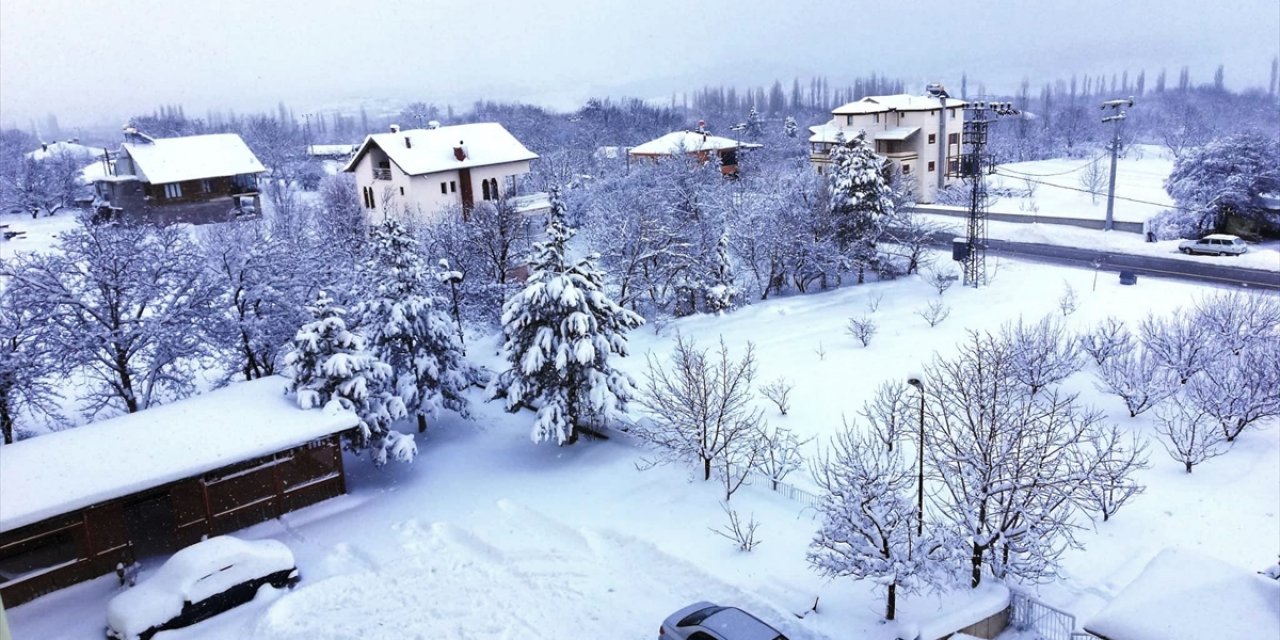 Konya’nın kar kalınlığı 80 santimi bulan ilçesinde hummalı çalışma