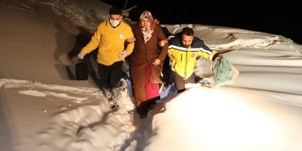 Kar nedeniyle kapanan yolda güçlükle hastaya ulaştılar