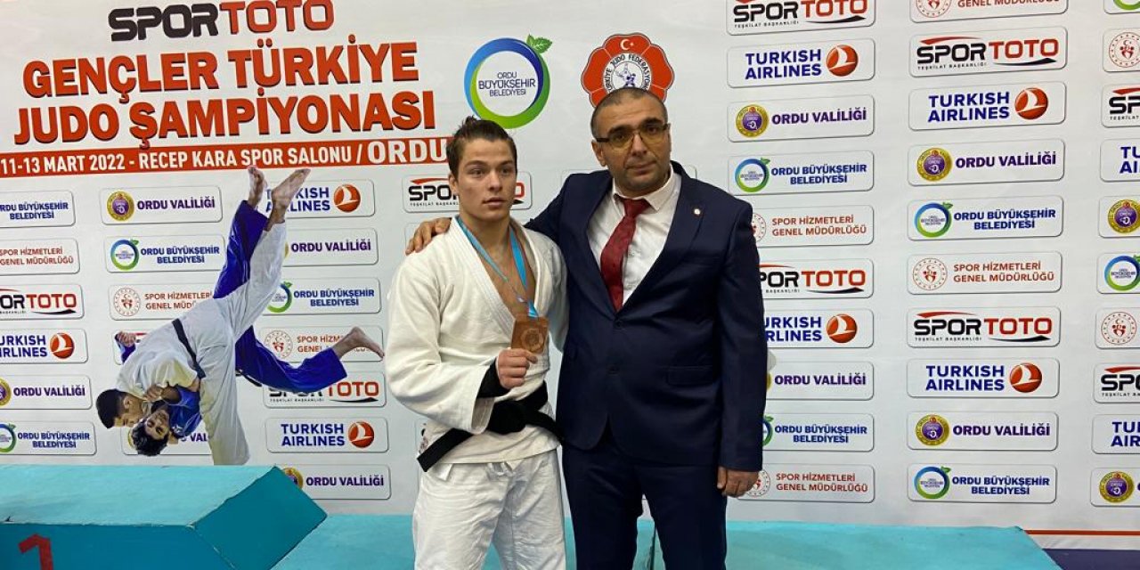 Talha Büyükeser’den bronz madalya