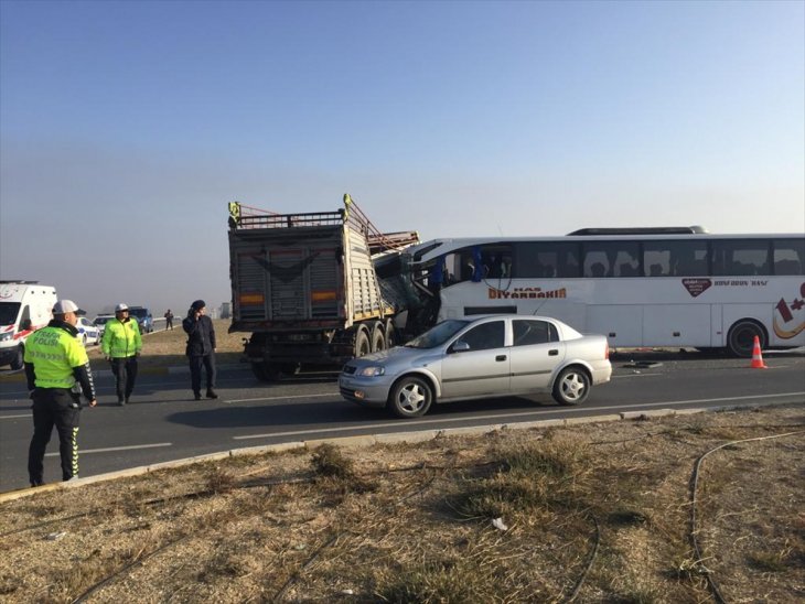 Afyonkarahisar-Konya yolunda feci kaza: 2 ölü, 21 yaralı