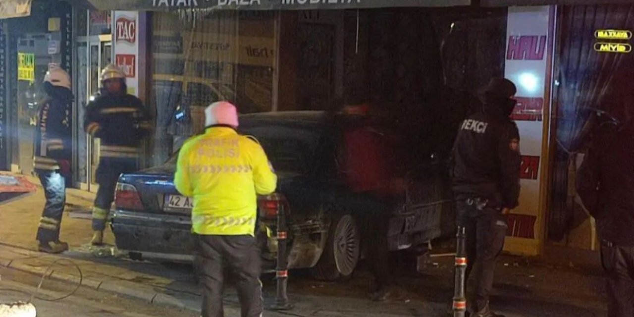 Konya’da iş yerine giren otomobilde yangın çıktı