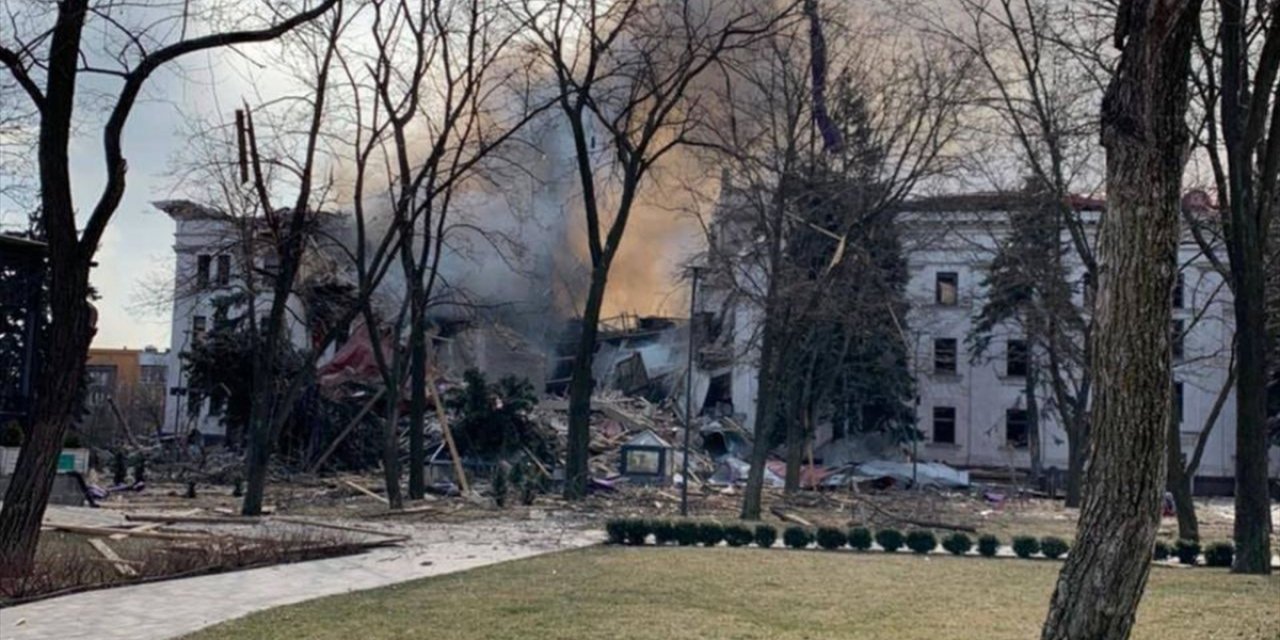 Ukrayna: Rus uçakları yüzlerce sivilin saklandığı tiyatro binasını bombaladı