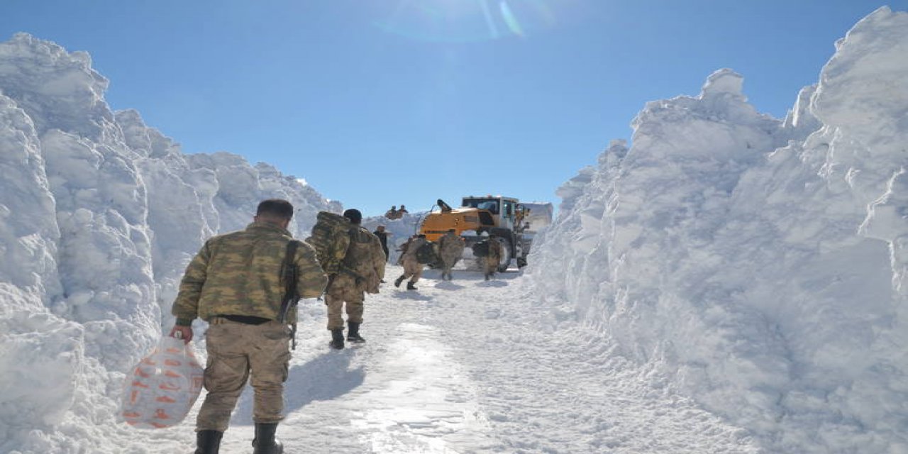 Ekipler 5 metreye ulaşan karla mücadele ediyor