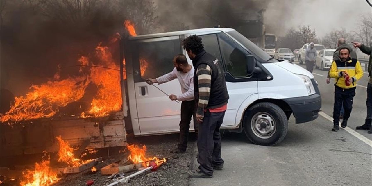 Yer Konya! Ekipler, kasasındaki borular yanan kamyoneti kurtarmak için seferber oldu