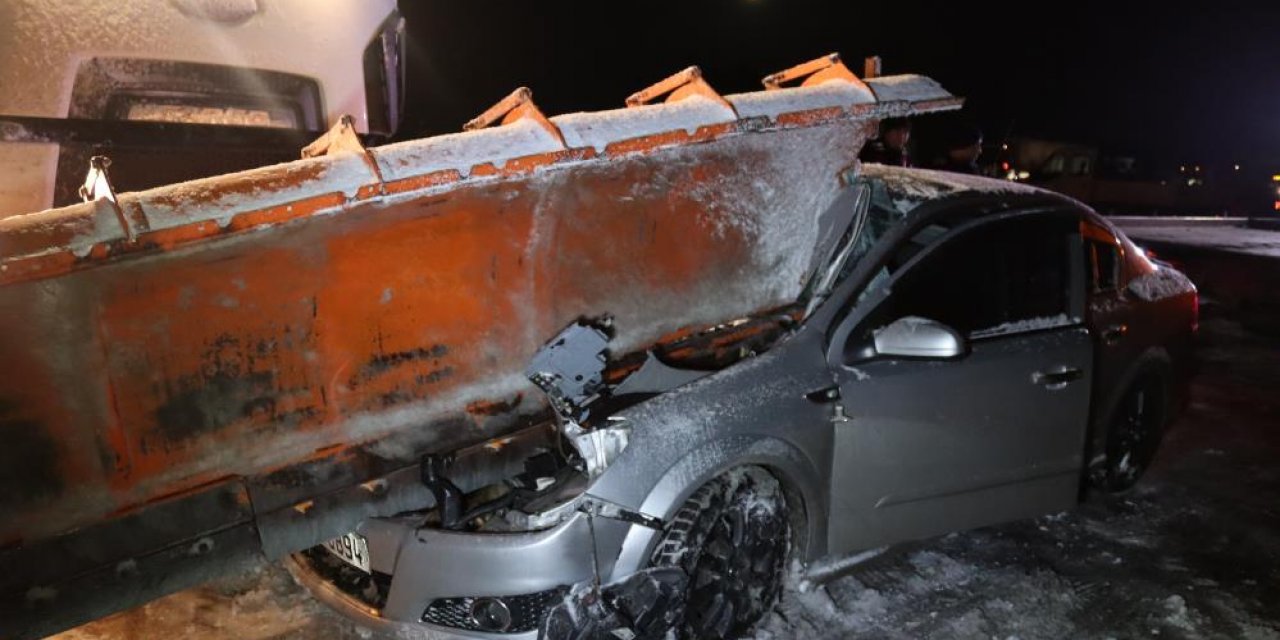 Otomobil kar küreme aracının bıçağına ok gibi saplandı