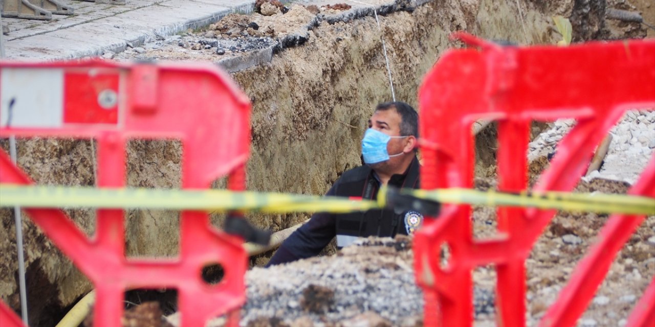 Kanalizasyon hattı inşaatında göçük altında kalan işçi öldü