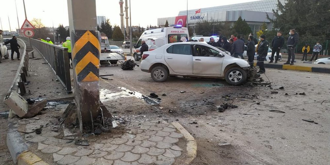 Otomobil yön levhasına çarptı, sürücü hayatını kaybetti