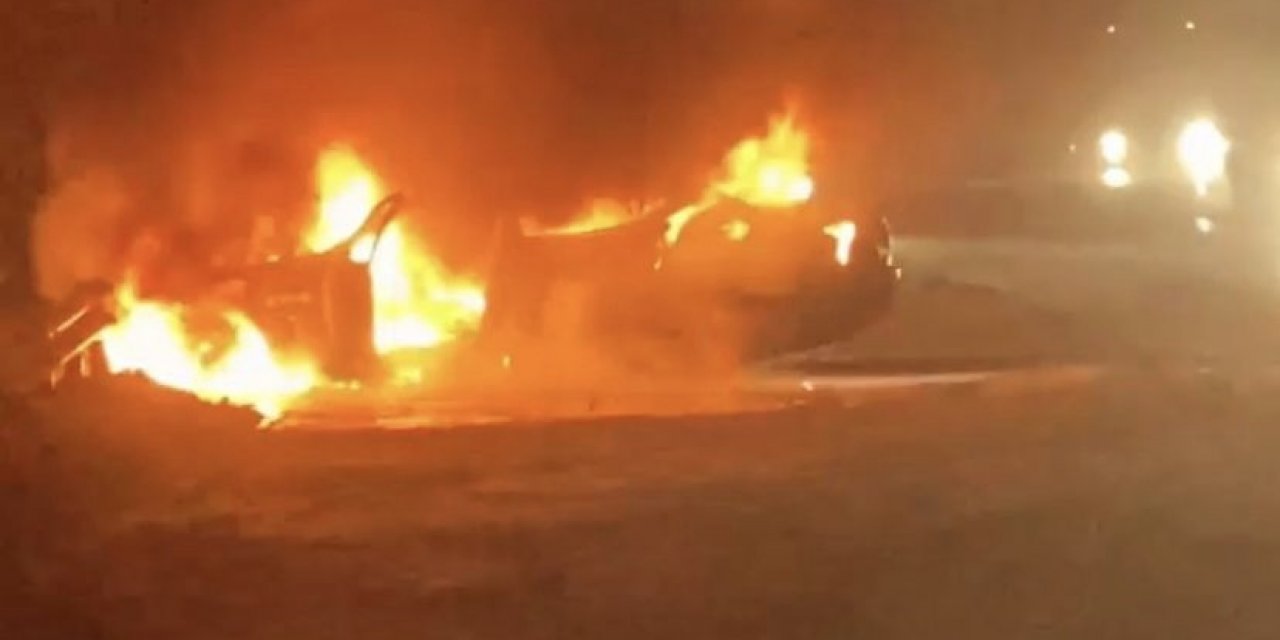 Bir anda alevler yükseldi! Otomobil hurda yığınına döndü