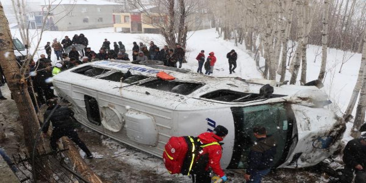 Yolcu minibüsü devrildi: 14 yaralı