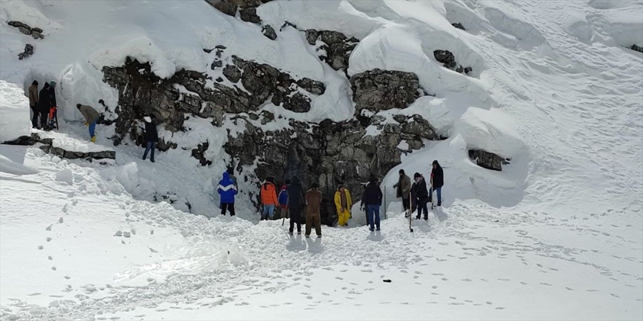 Konya'da bin 700 rakımlı mağaraya tonlarca kar depolandı