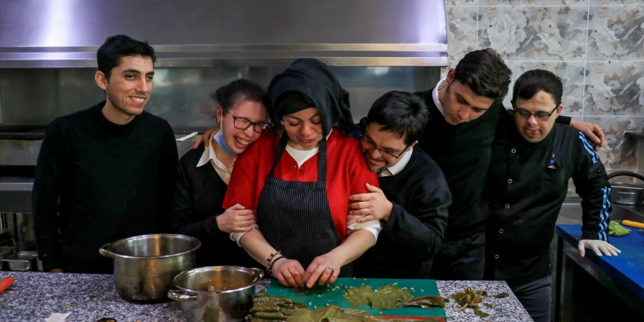 Konya’da Yasemin annenin restoranı özel gençlerin "hayat üniversitesi" oldu