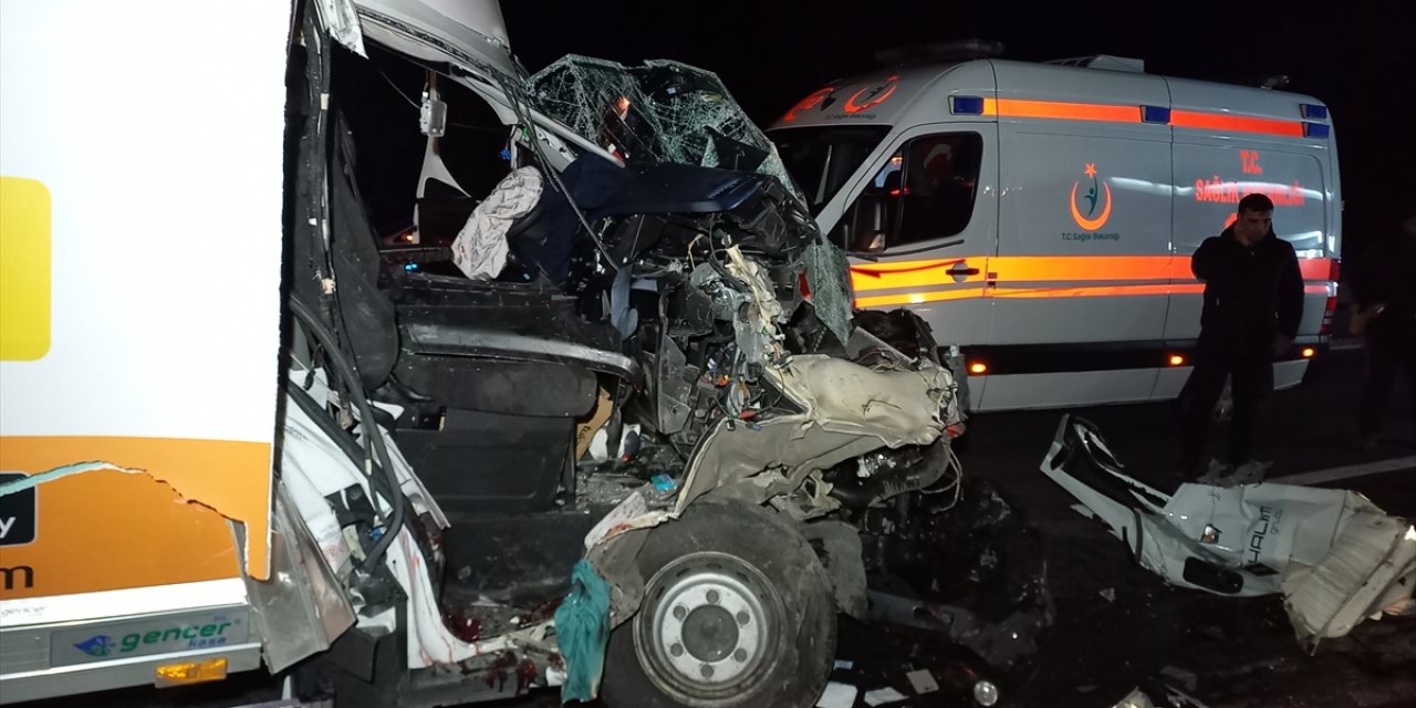 Kamyonet kamyona arkadan çarptı: Yolcu öldü, sürücü yaralandı