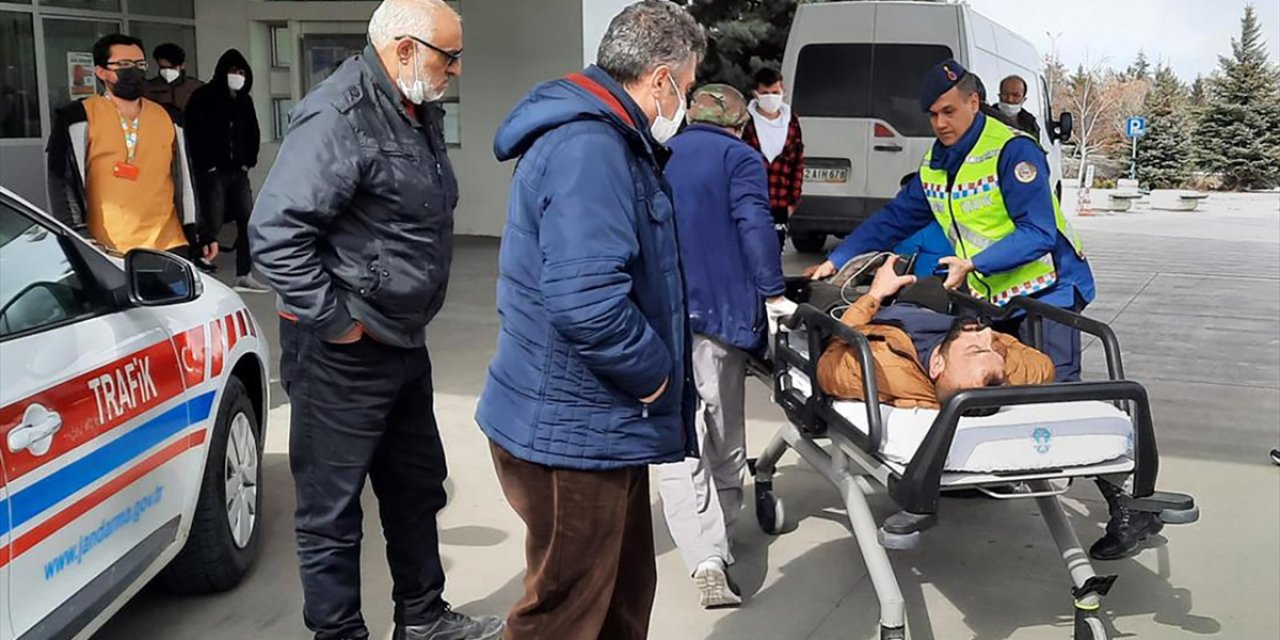 Konya’da seyir halindeyken rahatsızlanan sürücünün yardımına jandarma koştu