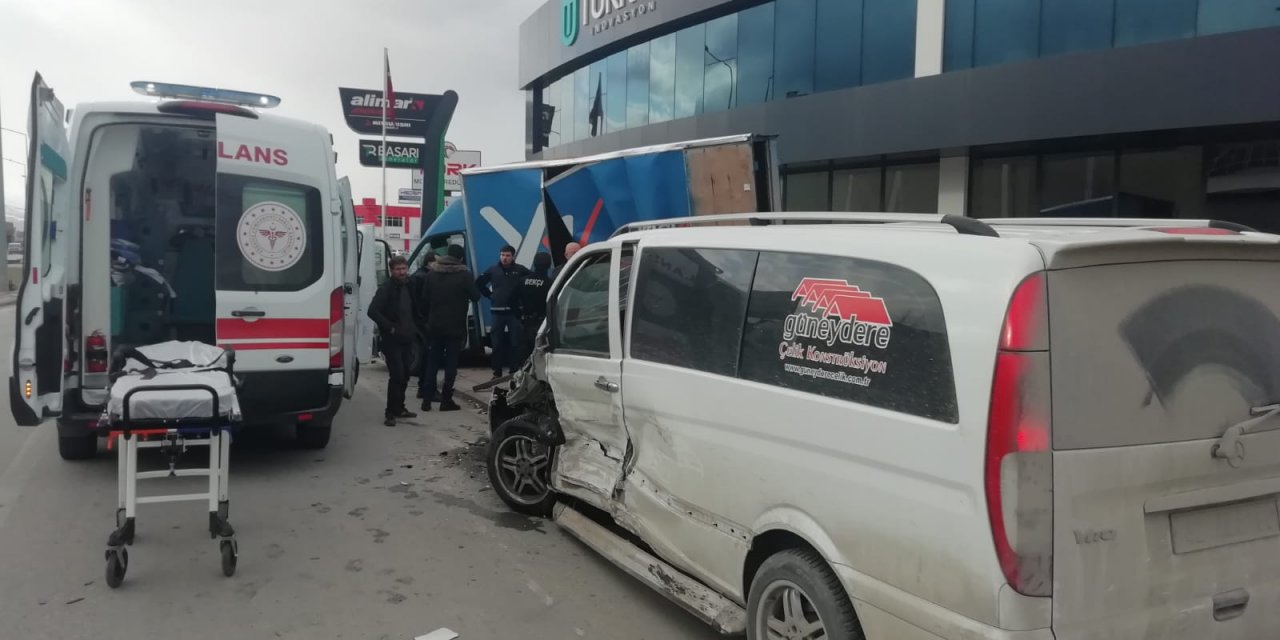 Konya’da 3 aracın çarpıştığı kaza kamerada