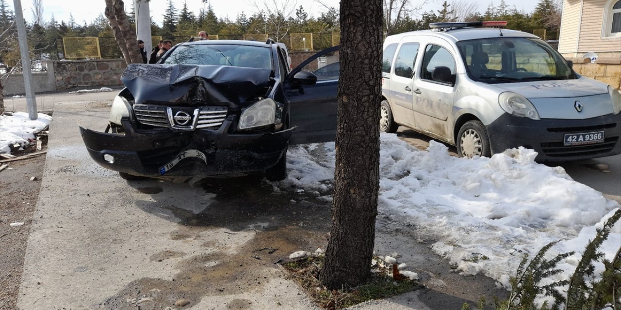 Konya’da hareketli anlar! Polisten kaçarken ağaca çarptı