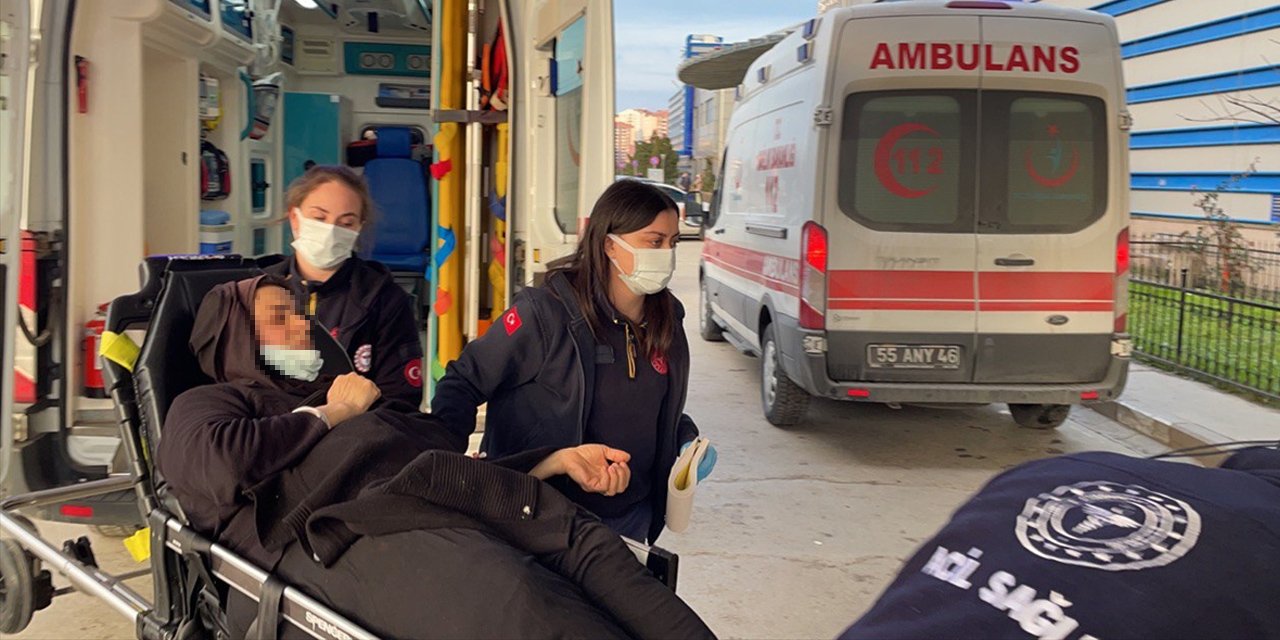 Cam parçası ile annesini boynundan ve kolundan yaraladı!