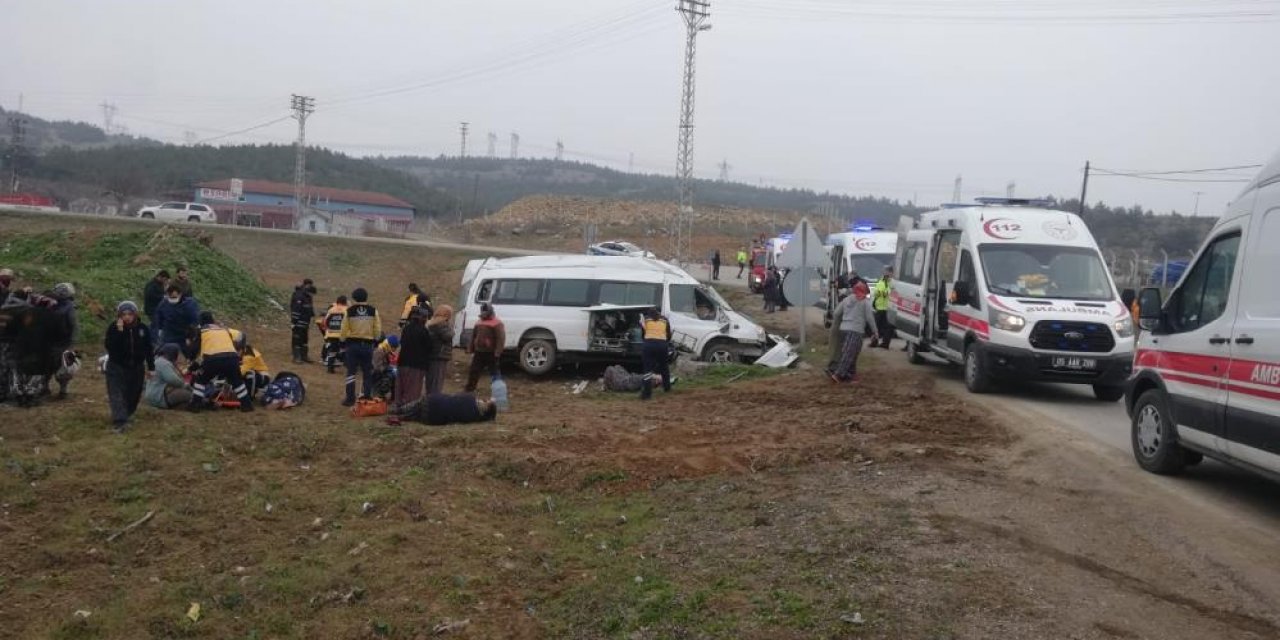 Tarım işçilerini taşıyan minibüs devrildi! Çok sayıda yaralı var