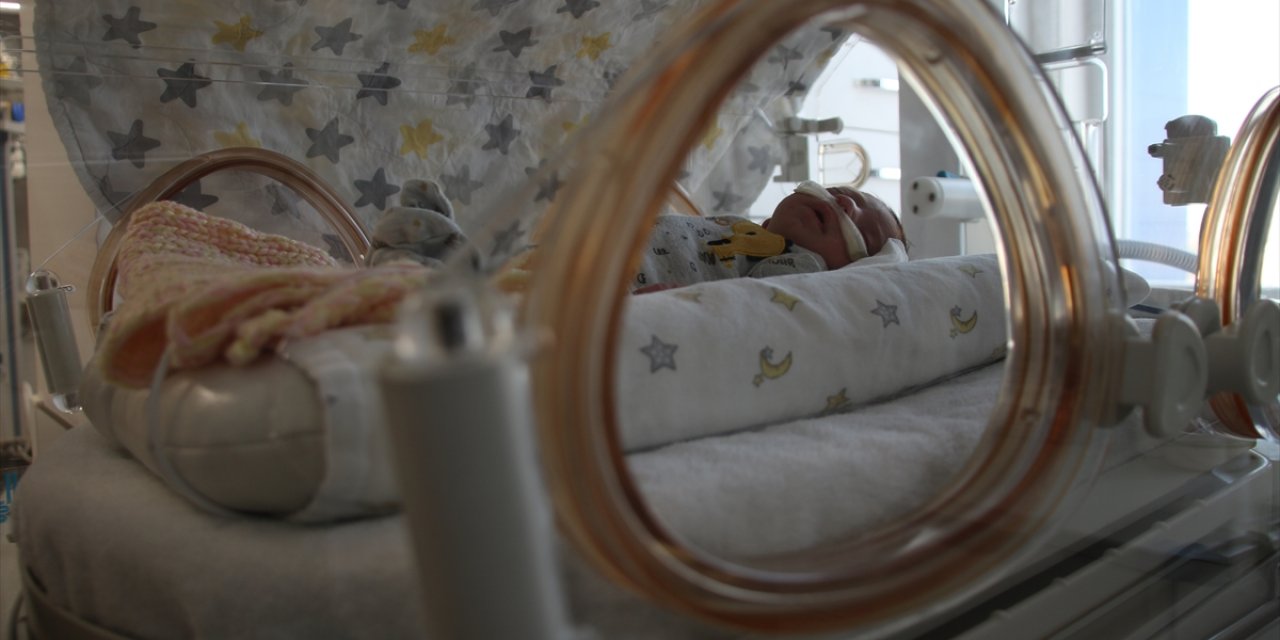 Suriyeli prematüre Esil bebek Konya’da hayata tutundu