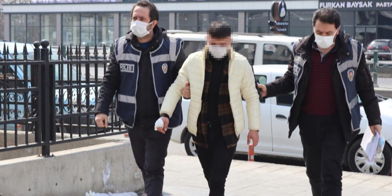 Hiç tanımadığı iki kişiyi bıçakladı!