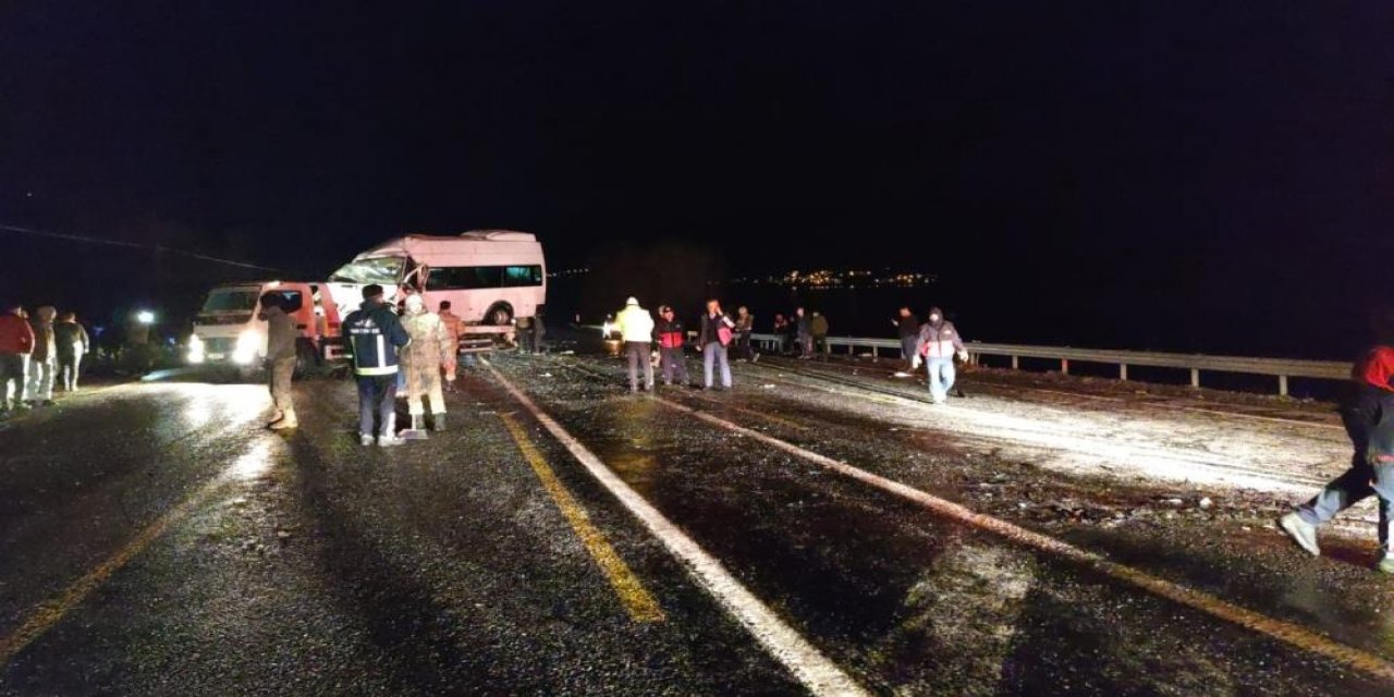 İşçi servisi ile otomobil çarpıştı: 6'sı ağır 15 yaralı
