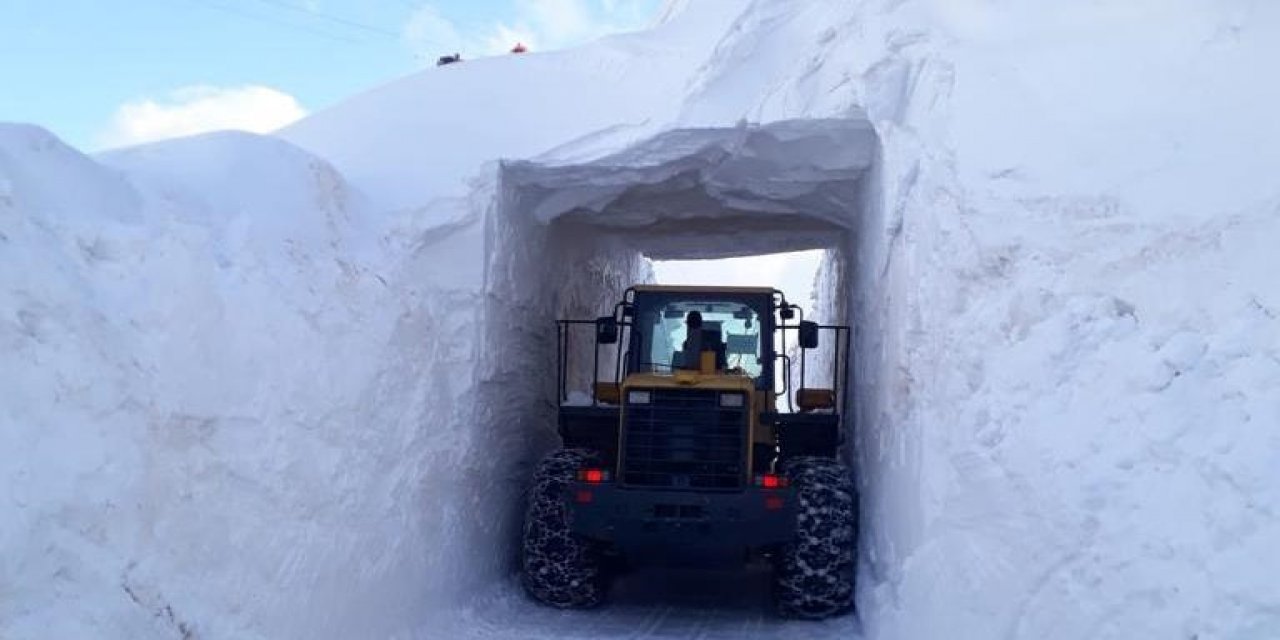 Üs bölgesinin yolu kardan tünel oluşturularak açıldı