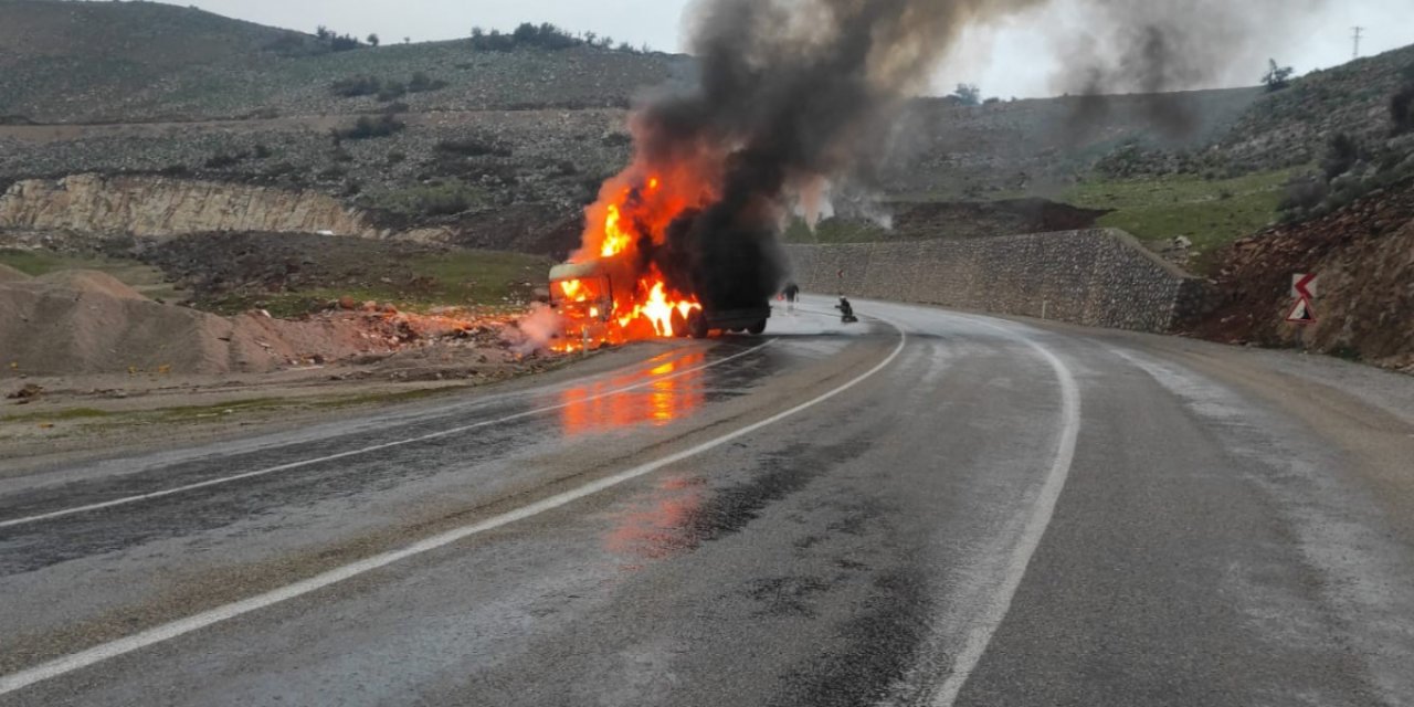 Kilis'te seyir halindeki tır alev topuna döndü
