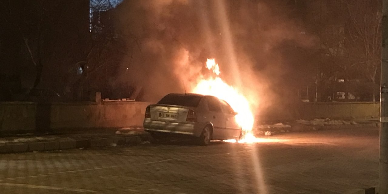 Konya’da park halindeki otomobilde yangın çıktı