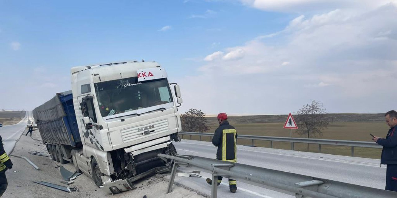 Konya’da TIR bariyer demirine çarptı