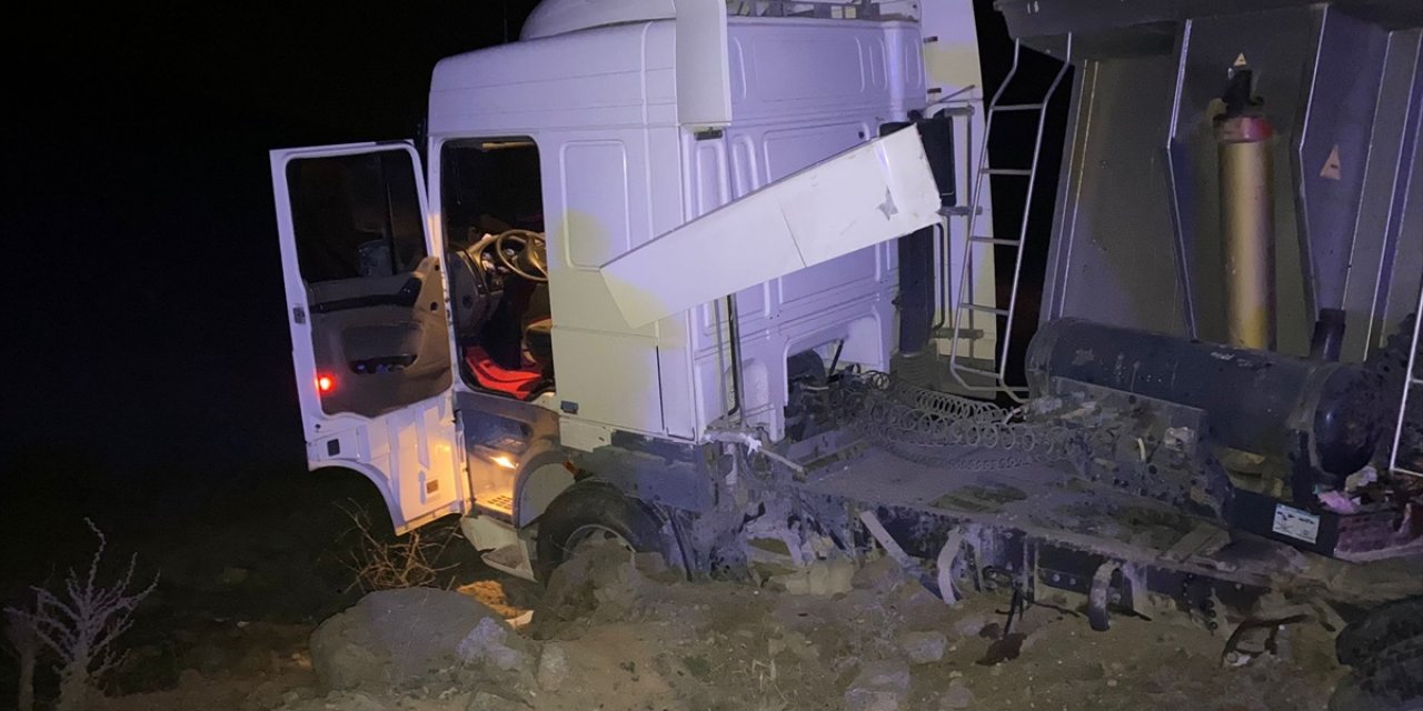 Tırla çarpışan minibüsün sürücüsü hayatını kaybetti