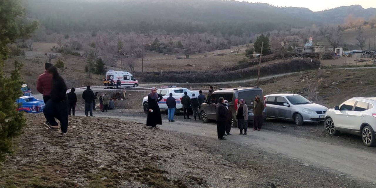 Devrilen traktörün altında kalan sürücü öldü, oğlu yaralandı