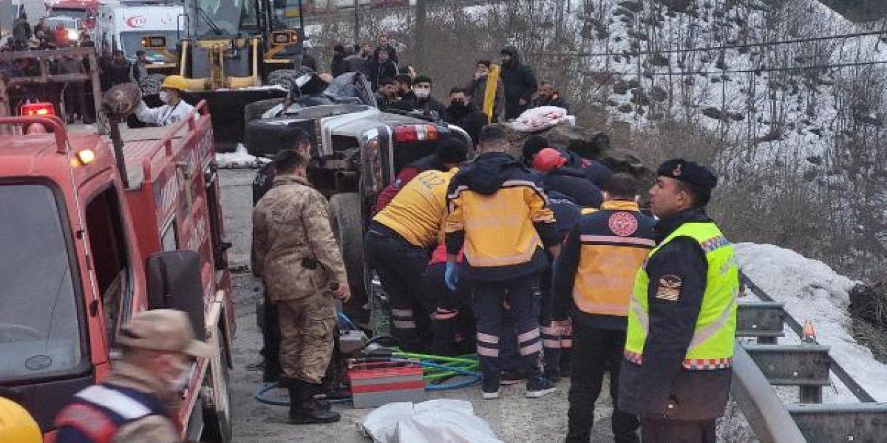 Tonya’da kamyonetin üzerine kaya düştü: 4 ölü