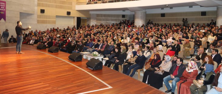 Konya'da büyük ilgi gören konferans