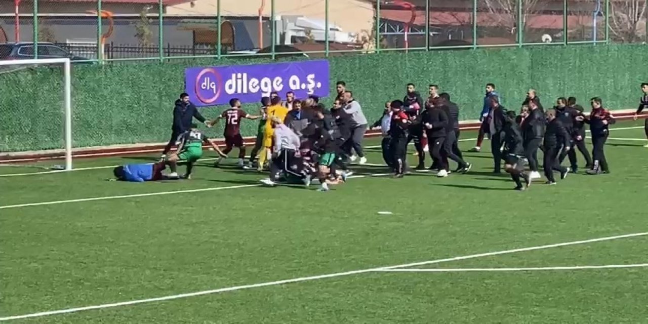 Amatör maçta 18 kırmızı kart çıktı!