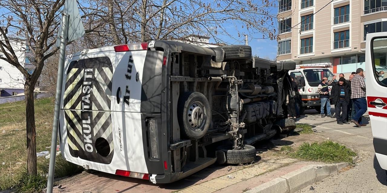 Öğrenci servisi ile otomobil çarpıştı: 12 yaralı