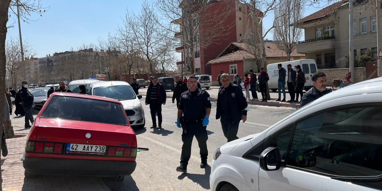 Konya’da polisten kaçan şüpheliler, bir ailenin içinde bulunduğu otomobile çarptı