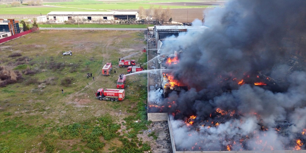 Geri dönüşüm fabrikasında yangın! Çok sayıda itfaiye müdahale ediyor