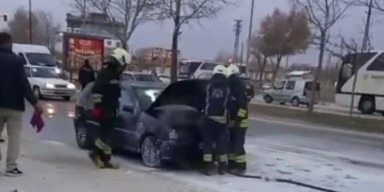 Konya’da seyir halindeki otomobilde yangın
