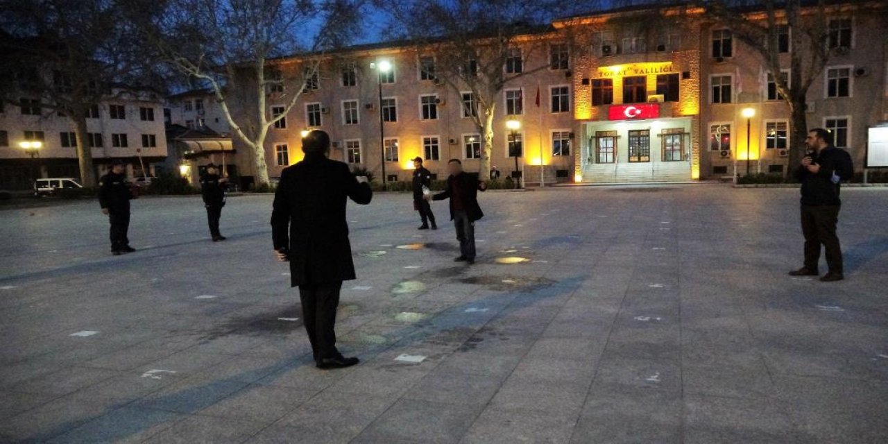 Üzerine benzin döktü, kendini yakmaya çalıştı!
