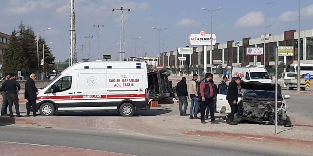Konya’da otomobille çarpışan kamyonet devrildi: 2 yaralı