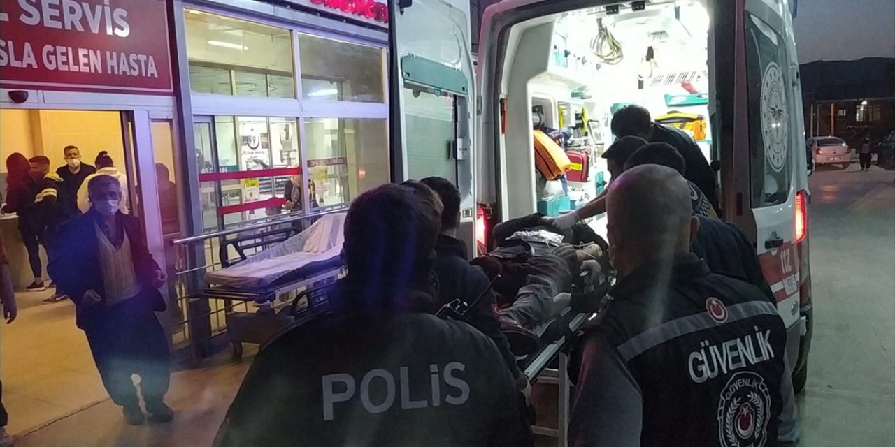 Motosikletle geldiler, ışıkta bekleyen sürücüye ateş açtılar!