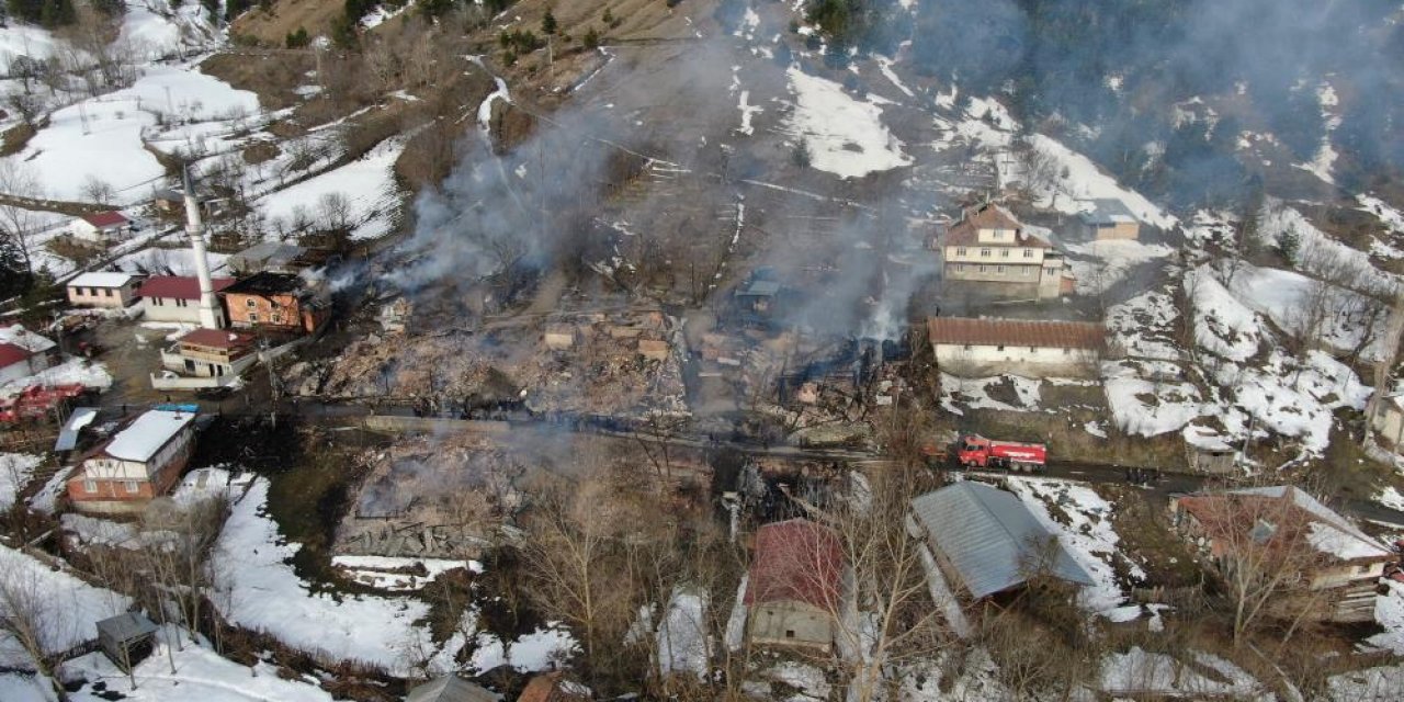 Köy alevlere teslim oldu! Çok sayıda ev ve ahır kullanılamaz hale geldi