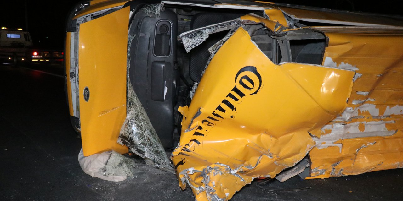 Feci kaza! Minibüs ile otomobil çarpıştı: 7 yaralı