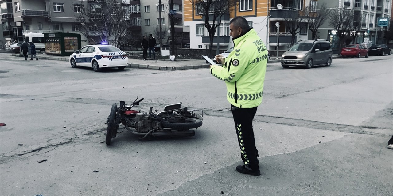 Akşehir'de otomobilin çarptığı motosiklet sürücüsü yaralandı