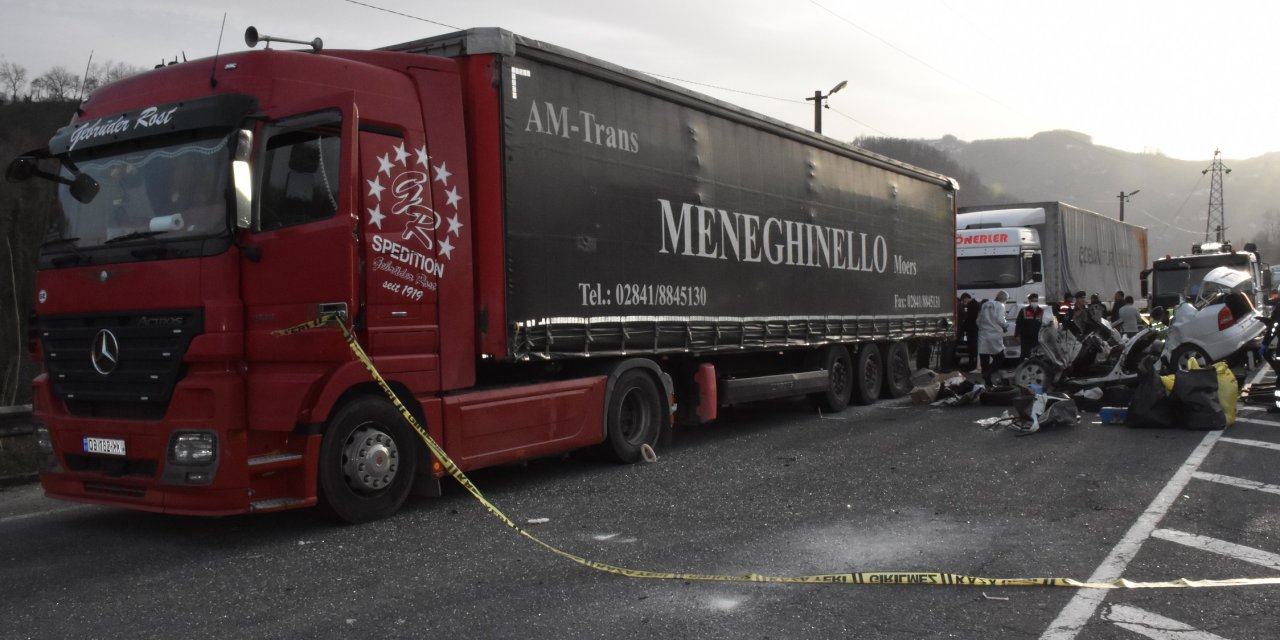 Feci kaza! Karı - koca öldü, TIR sürücünün bacağı koptu