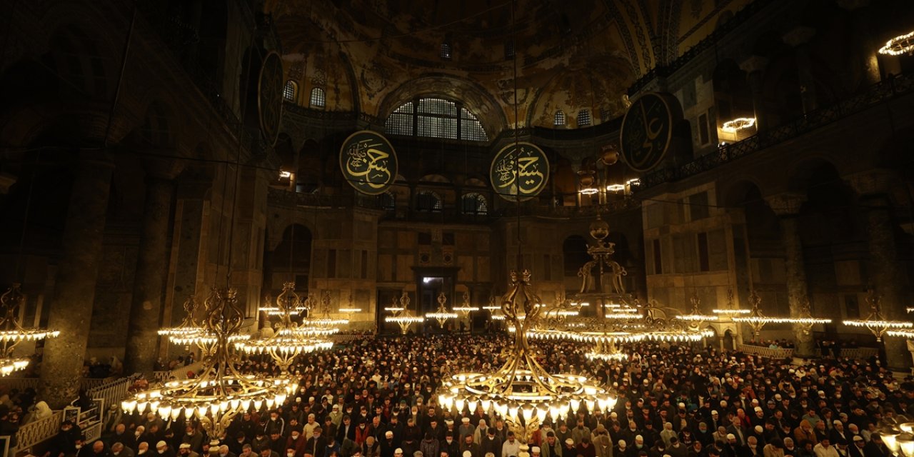 Fethin sembolü Ayasofya-i Kebir Camii'nde, 88 yıl sonra ilk kez teravih namazı kılındı