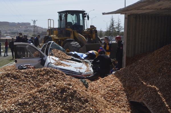 TIR, üzerine devrildiği aracı kağıt gibi ezdi! 1 ölü, 1 yaralı var