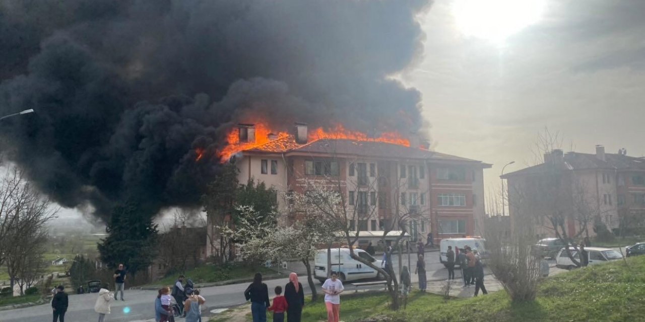 Çatıdan alevler yükseldi! 4 kişi dumandan etkilendi