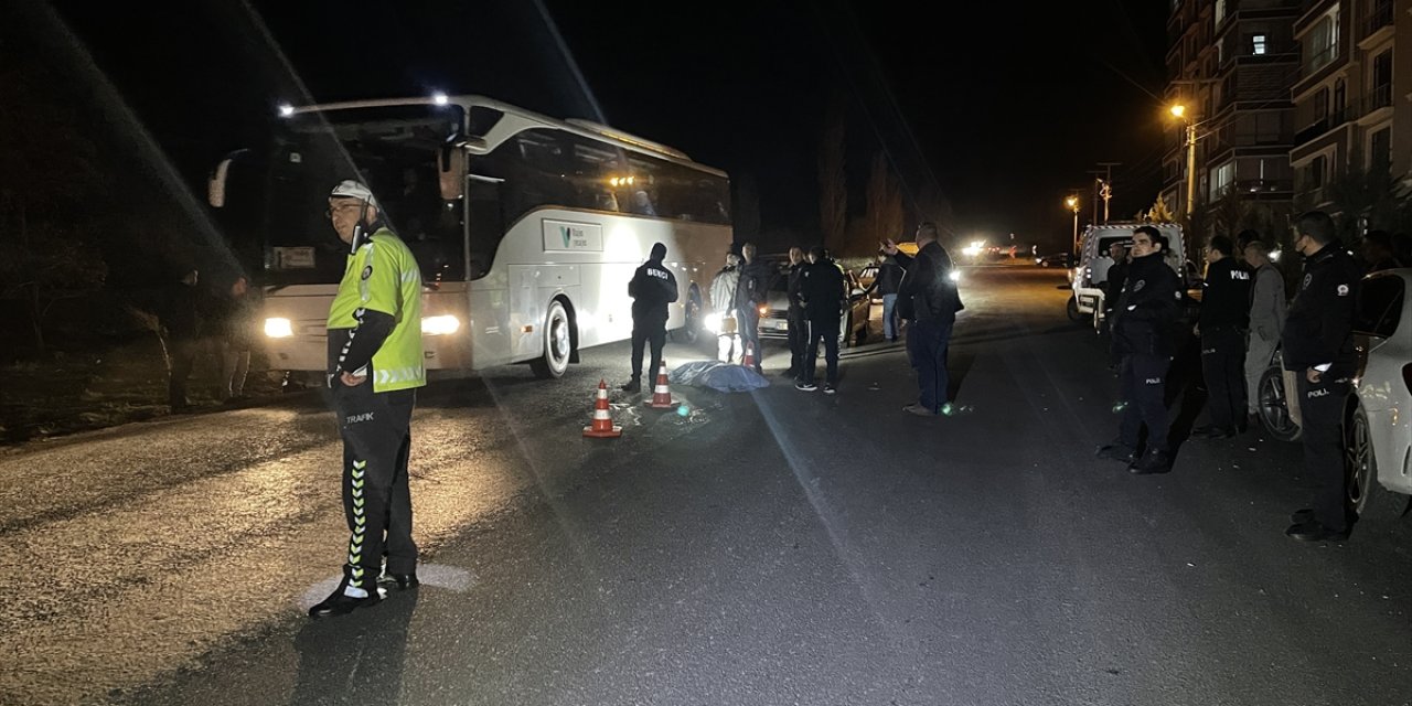 Traktör devrildi, yola fırlayan yaşlı adam öldü!