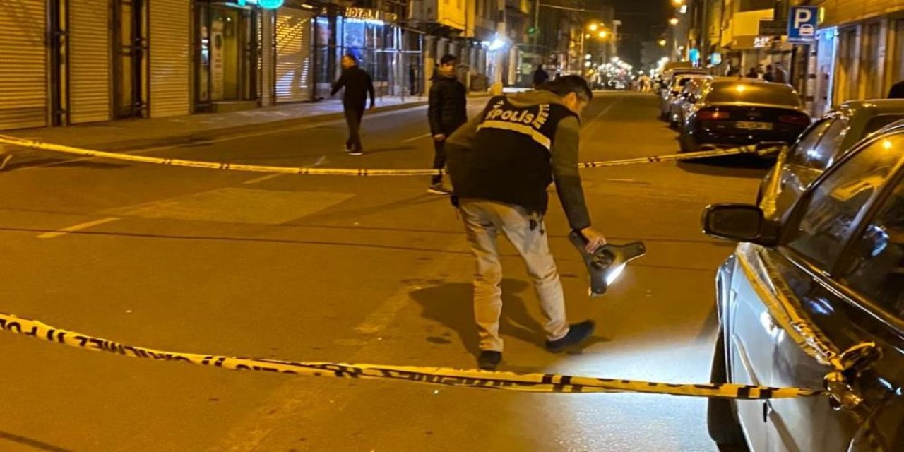 Oğlunu bıçaklayanlara kurşun yağdırdı: 3 yaralı