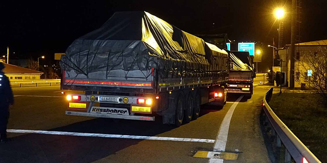 TIR ile geri manevra yapan sürücü, yardımcı olan babasını ezdi